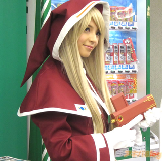 Illustration for article titled Real Cosplaying Girl Versus Cardboard Cutout